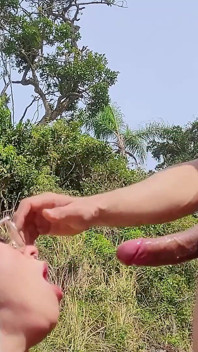 Tôi yêu cầu một người lạ quay phim tôi trên bãi biển, tôi đã thưởng cho anh ấy một cú thổi kèn rất ướt át!