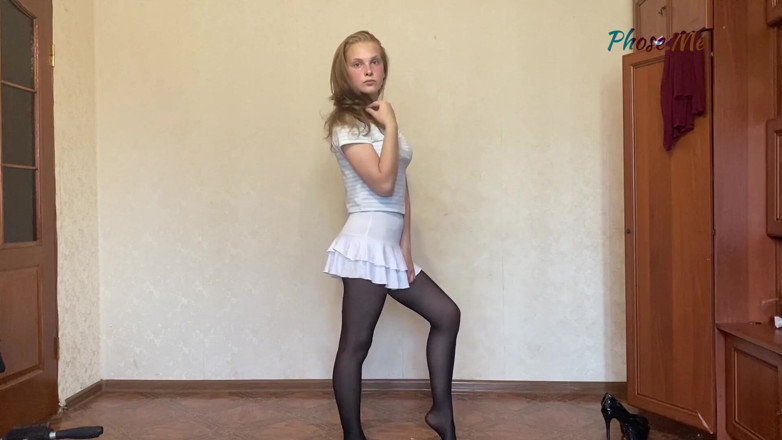 Pantyhose me porn videos: Stacy Modeling si veste in collant neri