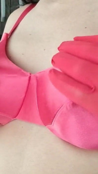 Sexy gegen roten satin-bh, c-cup streichelnde möpse