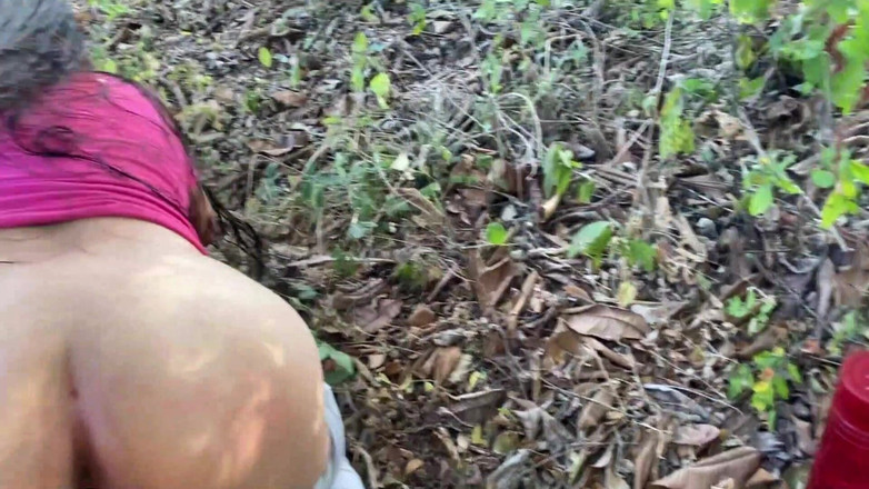 Cintialove: 私は彼女を屋外で見つけ、森の中で女の子の中に入っているのを見つけました。