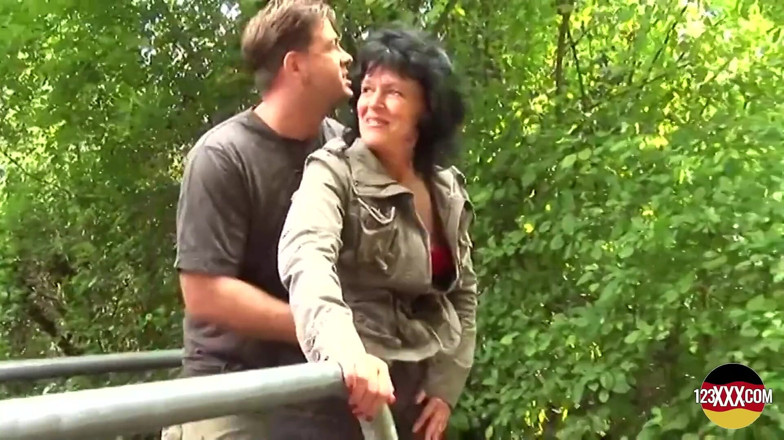 123XXX - Fucked Amateurs in Germany!: Geile oma heeft het diep in haar poesje nodig
