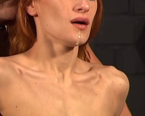 Enjoy German porn: Awek berambut merah yang menarik diikat dan dipukul oleh dua...
