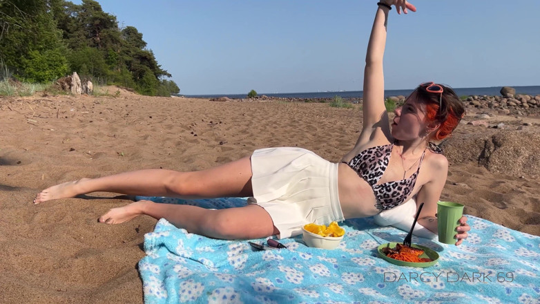 Darcy Dark: Incontro uno sconosciuto su una spiaggia