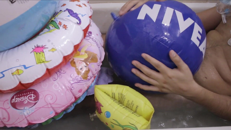 Inflatable Lovers: ห้องน้ำกับของเป่าลม