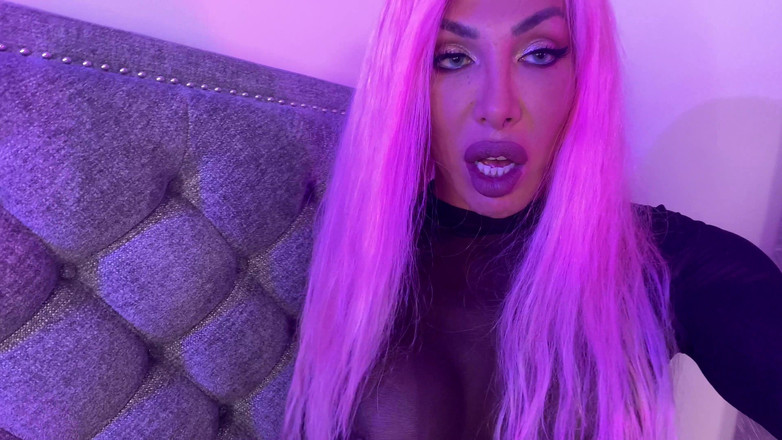 Eva Paradis: Eva Paradis en cabello rosa caliente usando un sub