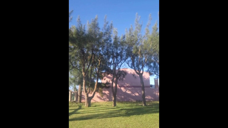 Priscila: Nevlastní matka v bikinách na zahradě domu dělá video pro...