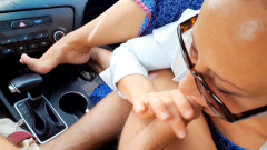 Selena701: Seleniny nohy pózují a kouří v autě