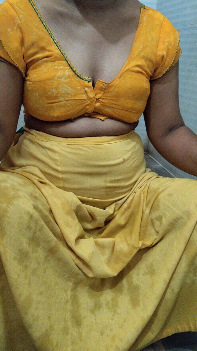 Desi Hot Saira Stepsister Bathing (Saira455)