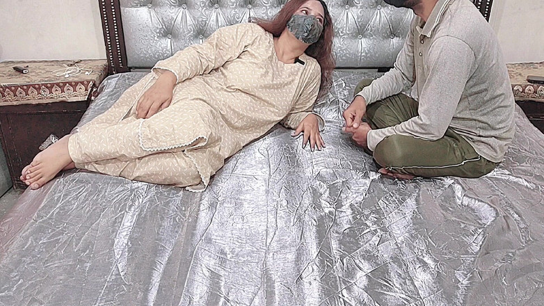 Pakistani CoupleX: Indyjski Desi Bhabhi miał ból głowy, więc przyrodni brat odświeżył...