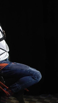 Nicky strappa i vestiti e fa il solletico