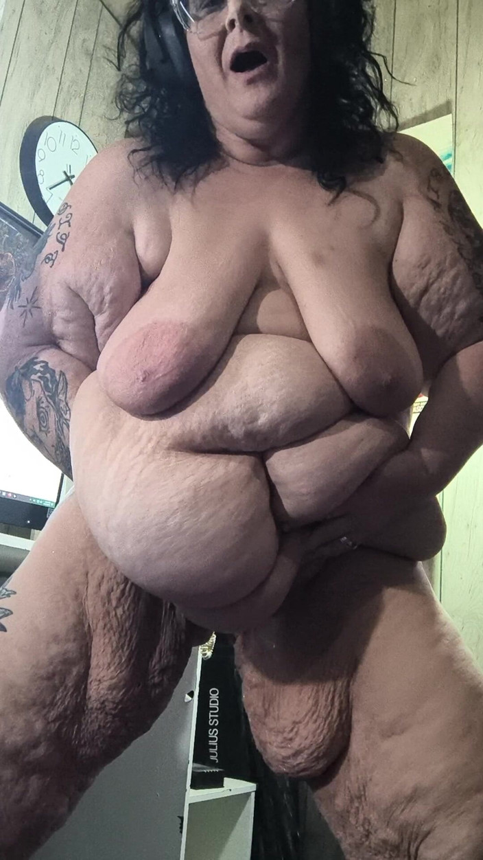 HerculesnVENUS: 敲敲继母那声音是什么？你在大师打手吗？我可以在你的后门射精吗？