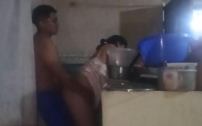 E-Alfa: Yo la chacha en la cocina, cuando mi esposa se...