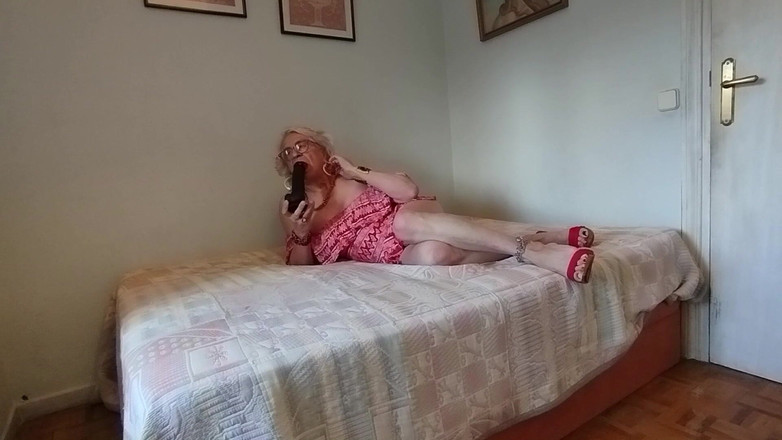 Carlatx: İspanyol Orospu Siyah Dildo Ile Oynuyor