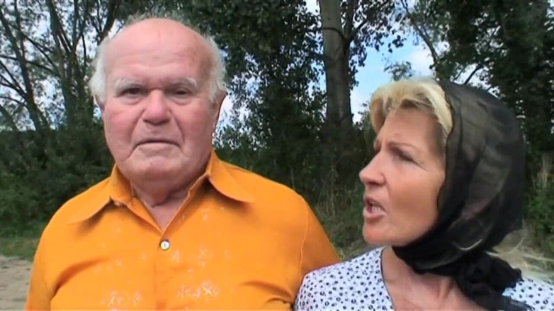 Old PIGS XXX: Böses blondes teen kommt beim anblick eines alten paares beim...