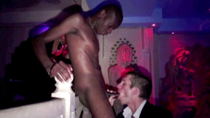 CASTING PORN AMATOR: Culo di ebano scopata da guardiano sexy abito e classe