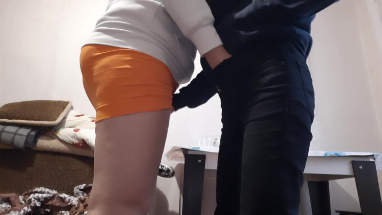 Lesbian-candys: Můj soused přišel do mého domu na čaj, ale nakonec jsme...