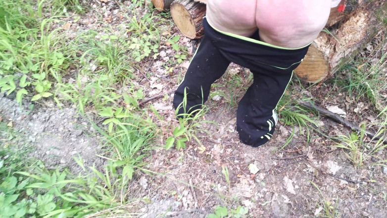 Bouncy Tits Action: Chicotee minha bunda nua na floresta