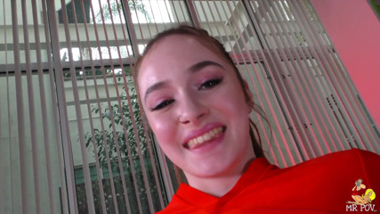 Mr. POV: La jolie étudiante Hazel Moore est la salope au cul !