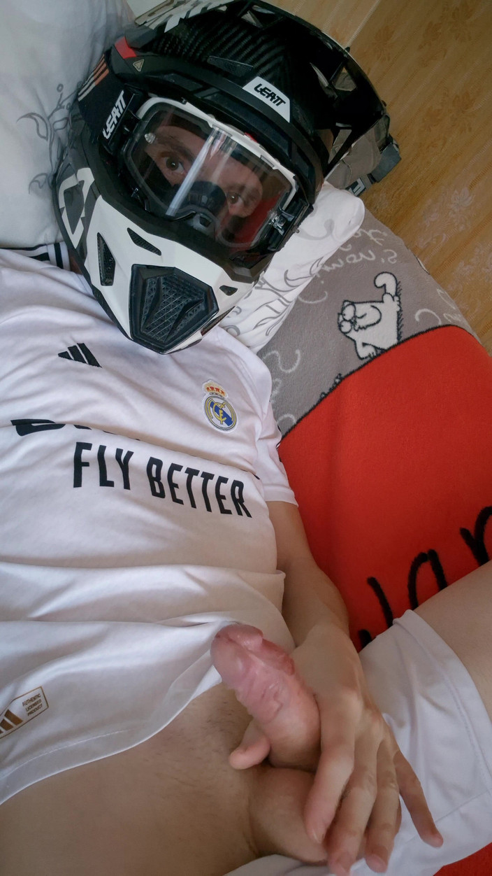 Sneakersmax98: Lelaki Itu Memakai Pakaian Seragam Bola Sepak Dan Mxhelmet Dengan...