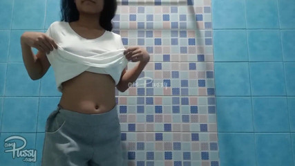 AmPussy: L'adorabile teen filippina fa la doccia