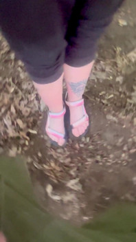 P på hennes söta rosa sandaler, kameran fokuserad på hennes fötter min kuk ser det flöda