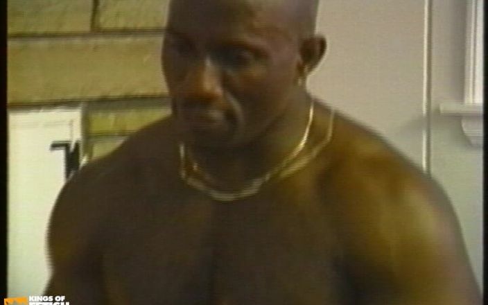 Gay Diaries: Черному мужчине с кудрявыми волосами выебал его задницу массивный чувак в стиле без презерватива