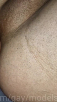 18歳の学生が隣人の大きなペニスを引き裂きました。巨大なペニスが弱虫フェムボーイの男のデカ尻を熱くファックしています!