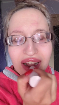 ASMR Mange du rouge à lèvres rose banane - fétiche des lèvres, fétiche de l’alimentation, rouge à lèvres, lunettes