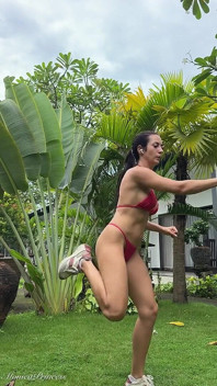 Poranna fitness w gorącym bikini, pocenie się, pływanie