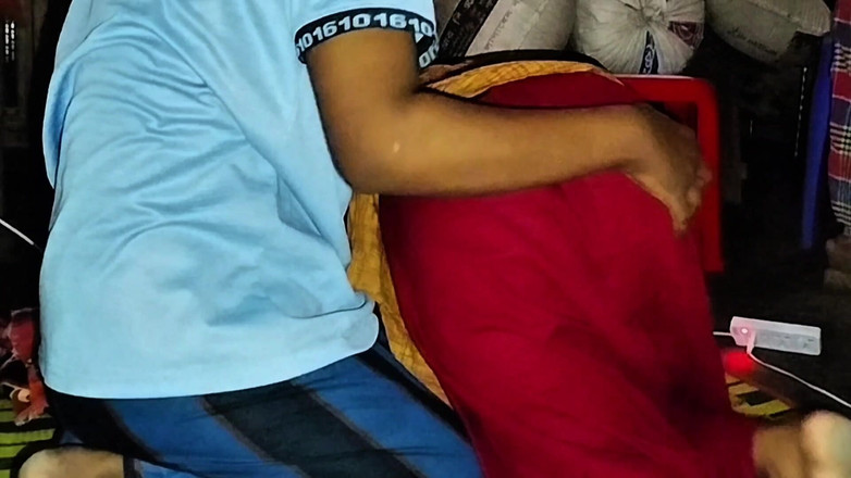 Deshi women: Tasneem posou com o namorado no depósito