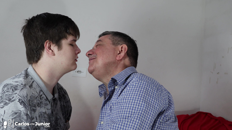 Carlos And Junior: Papà e il suo ragazzo si baciano