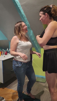 We ontdekken elkaar onder de douche met mijn transmeisjesvriend