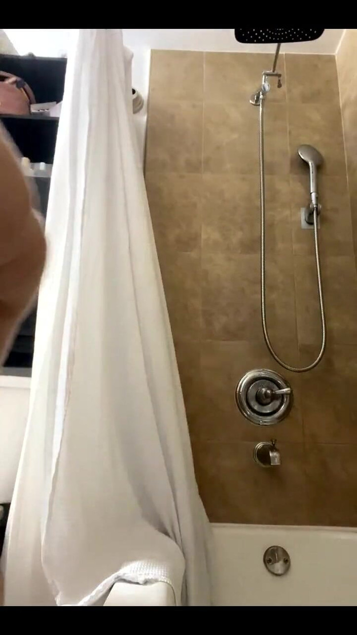 Dani Valentina: Trong trường hợp bạn bỏ lỡ vòi hoa sen của...