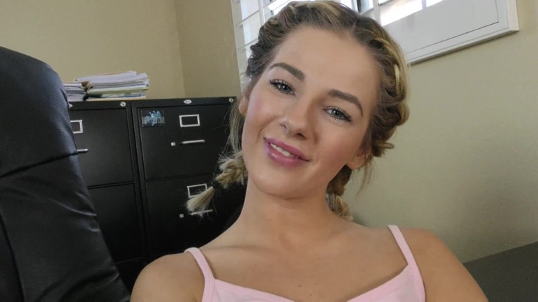 Perv Milfs n Teens: Bella Rose ditangkap melancap oleh ayah tirinya jadi dia mengongkeknya!