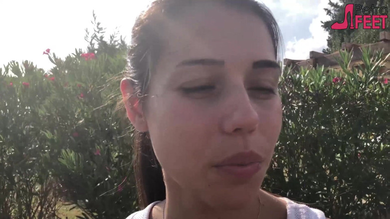 Smokin Fetish: Ateşli genç kızla bankta sigara içiyor