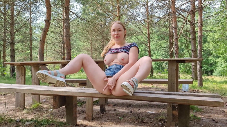 Kelsi69: Писсинг в лесу