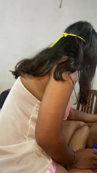 Die freche bhabhi mit großen möpsen kommt in Devars Schlafzimmer und wird gefickt