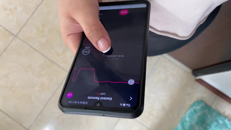 Naty Delgado: Frodig offentlig frodig!! Min styvsyster upptäcker mig och kontrollerar mig...