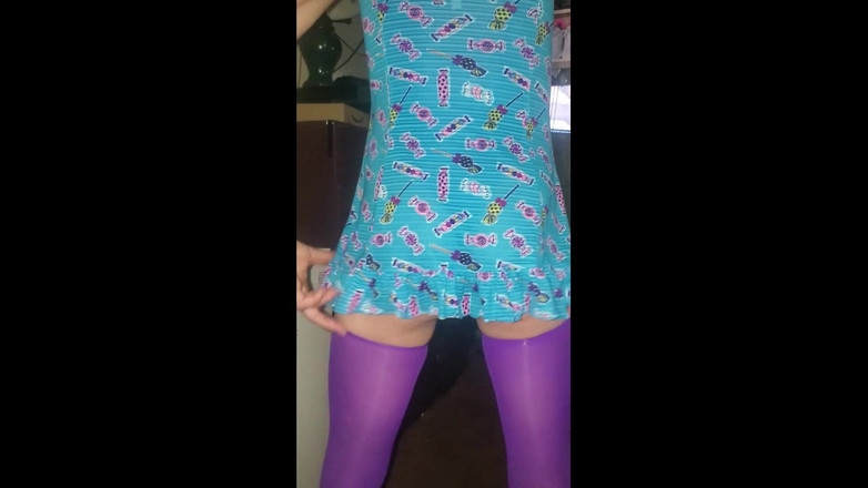 Crossdressers Cd Michelle wearing sexy lingerie: Cdmichelle mavi elbiseli mavi elbiseli götünü sallıyor mor naylon çorap