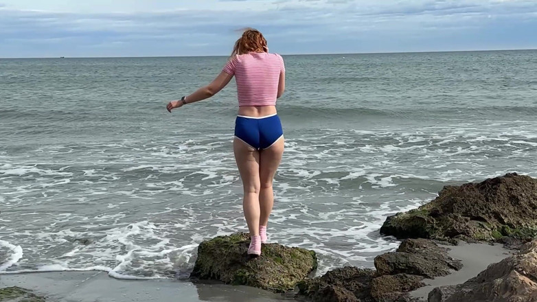 Sheryl X Sinclair: Karanlık kum playa'nın tadını çıkarıyor, kabukları topluyor