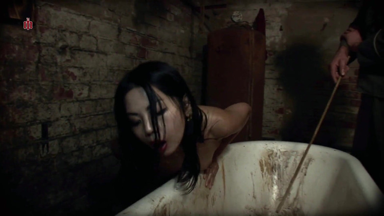 Inquisition and prison world: Akina - Une fille asiatique a besoin de nettoyer sa cellule...