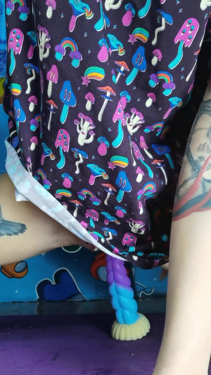 RedFox: क्लैंप के साथ क्लिटोरिस और निपल्स को दबाता है, जुड़वां पर बैठता है और खिलौने के साथ खुद को चोदता है