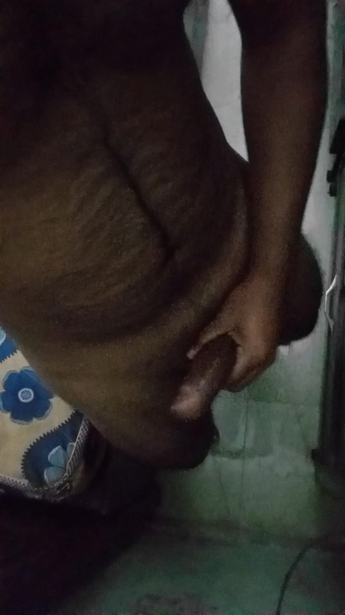 Raaz26d: 자지에 기름을 바친 인도 근육질의 소년, 집에 아무도 없는 거울 앞에서 자위