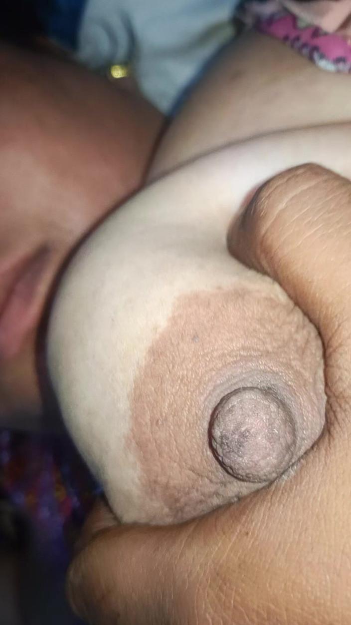 Catchybusty: 丰满的丰满女郎在亲密视频中又回来了