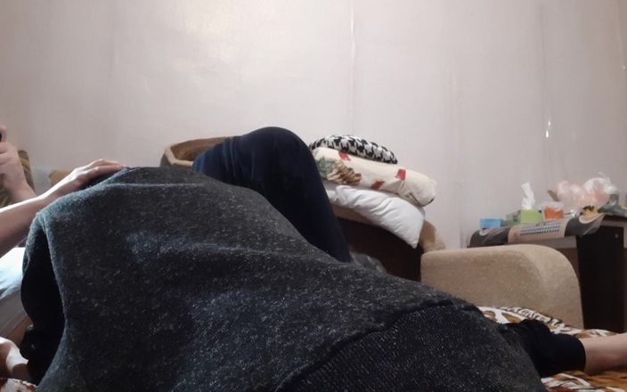 Lesbian-candys: ベッドの上での素早いレズビアンセックス