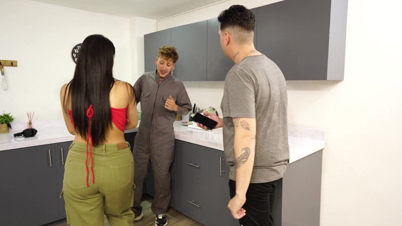 Knock Knock Club: Minha esposa ficou presa na máquina de lavar e o...
