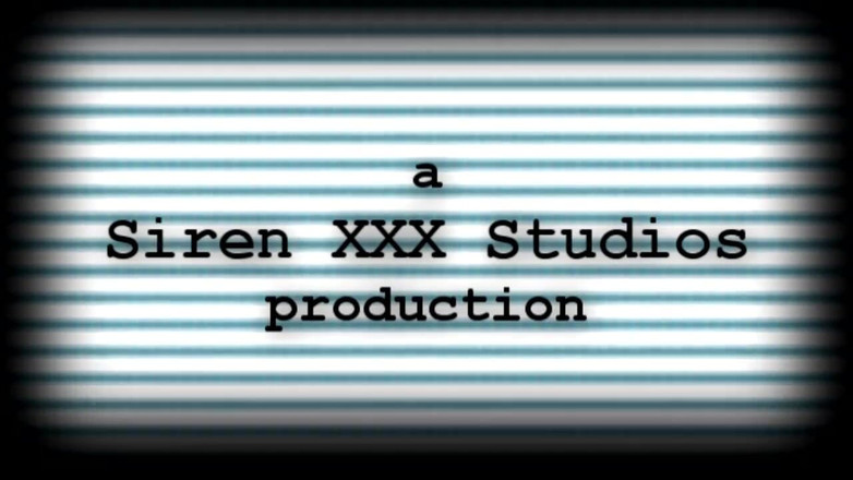 Siren XXX Studios: Żona ssie kutasy w glory hole