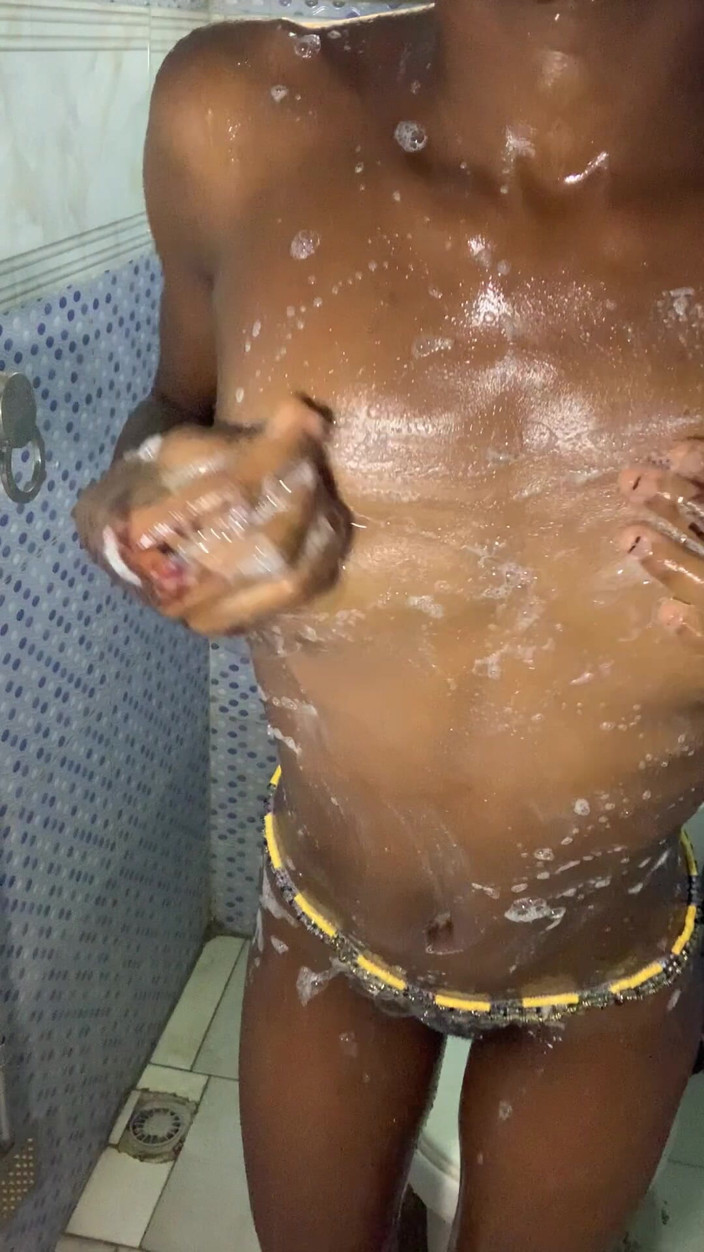 Browngurl234: Ateşli zenci hatun banyoda göğüslerini ve götünü kameraya sallıyor