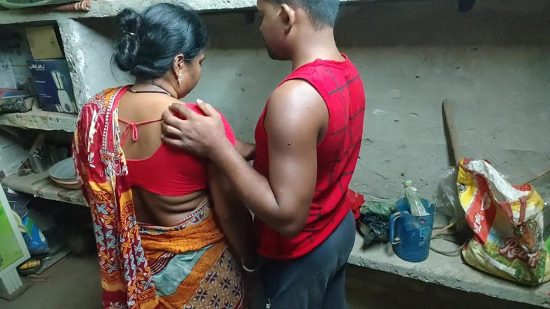 Raju Raju: メイドが一人でいるのを見て、マスターは彼女を裸にしてファックしました。インディアンデジスタイルサックス