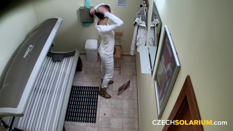 Czech Solarium: Solarium tchèque 67 : une brune se déshabille et exhibe sa chatte étroite